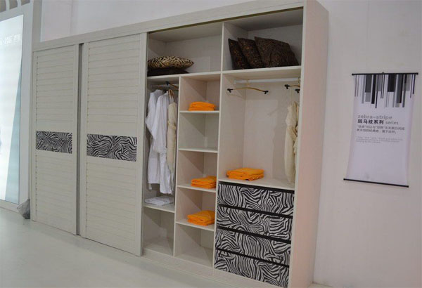 廈門整體衣柜玻璃門的保養(yǎng)        使其光亮如新