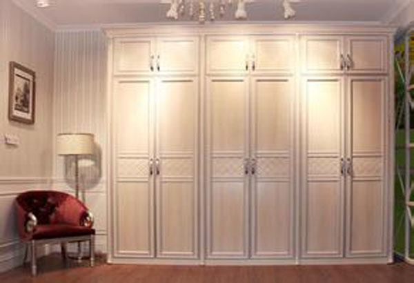 整體衣柜的移門(mén)與對(duì)開(kāi)門(mén) 各自?xún)?yōu)劣大盤(pán)點(diǎn)