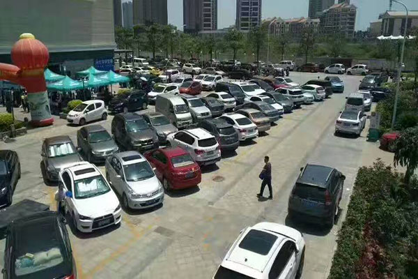 商場的停車場 商場的停車場