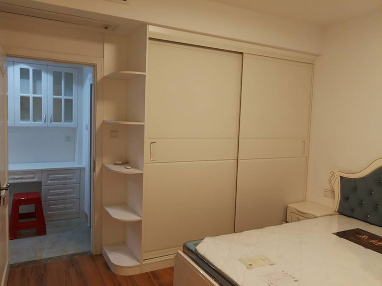 次臥衣柜實拍圖