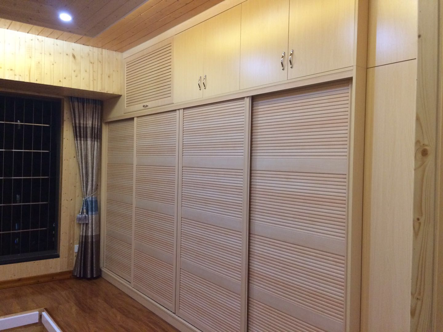 主臥衣柜實拍圖 主臥衣柜實拍圖