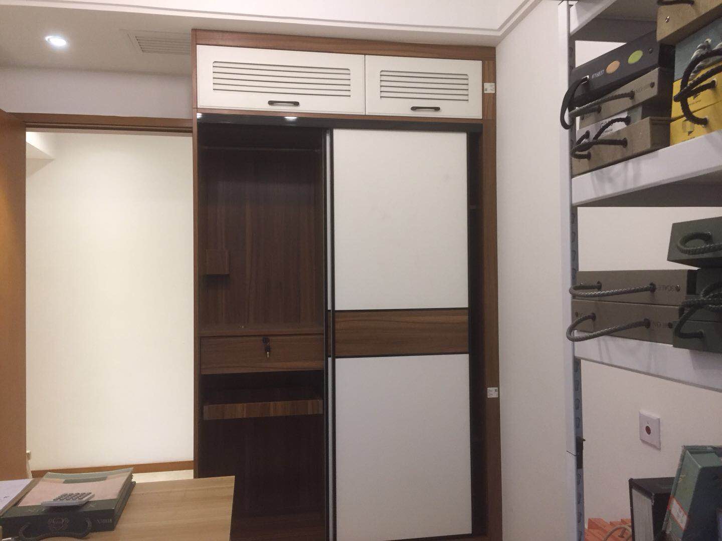 次臥衣柜實拍圖